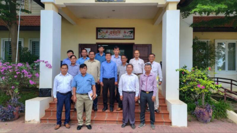 ទស្សនៈកិច្ច ពិនិត្យកន្លែងចិញ្ចឹមមាន់ផលិតកូនលក់របស់កសិករម្នាក់ក្នុងចំណោម១២នាក់ ដែលបានជ្រើសរើសជាសមាជិកនៃគម្រោង ACSEP សម្រាប់ខេត្តសៀមរាប